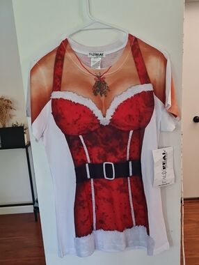 💥3for$15💥Faux Real Women's Red Santa Print Short Sleeve Tee